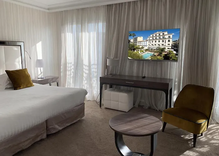 Le Canberra Hotel