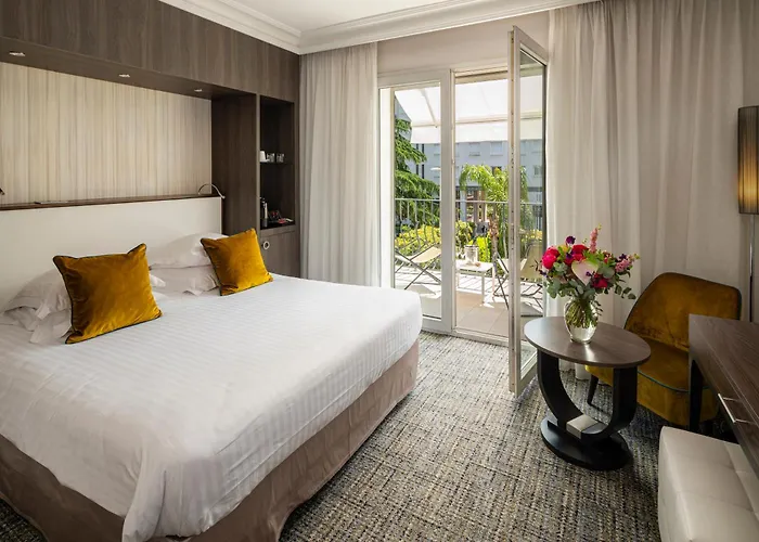 Le Canberra Hotel