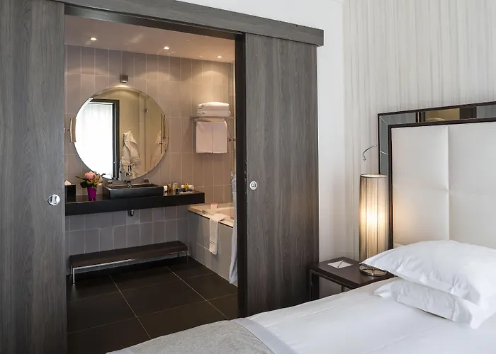 Le Canberra Hotel
