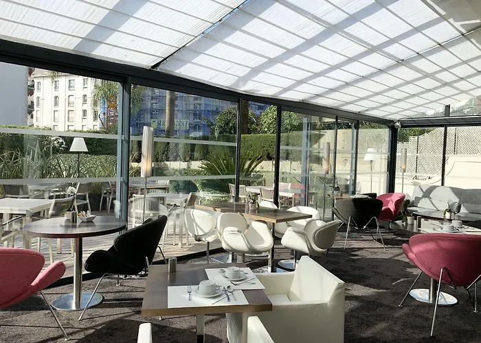 Le Canberra Hotel