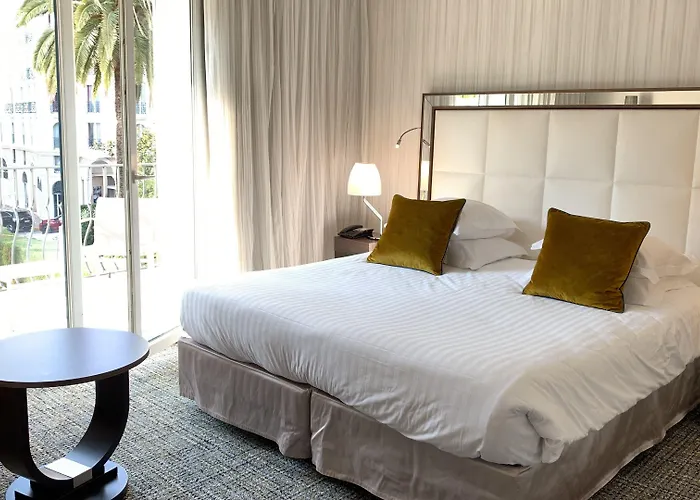 Le Canberra Hotel