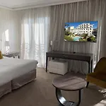 Le Canberra Hotel
