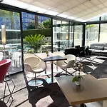 Le Canberra Hotel