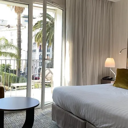 Otel Le Canberra 4*
