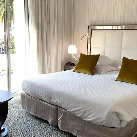 Le Canberra Hotel