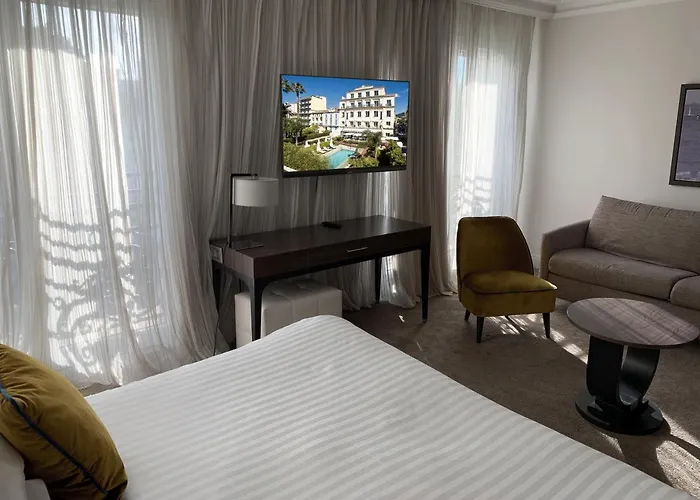 Otel Le Canberra Cannes