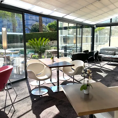 Le Canberra Hotel
