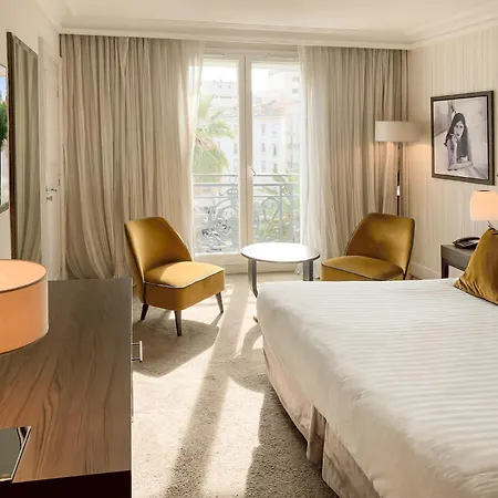 Le Canberra Hotel
