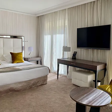 מלון Le Canberra 4*